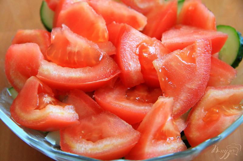 Фото приготовление рецепта: Салат из помидор, огурцов и зелени шаг №2