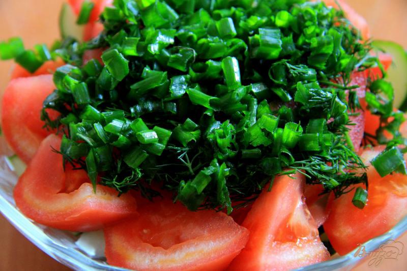 Фото приготовление рецепта: Салат из помидор, огурцов и зелени шаг №4