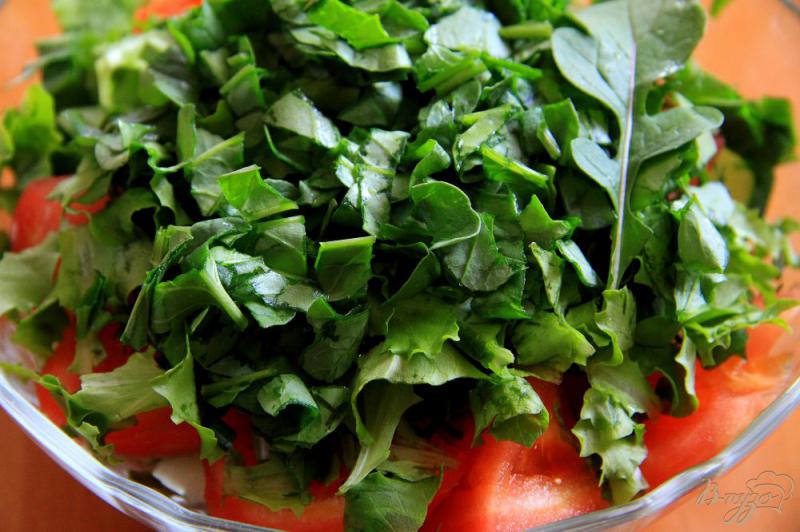 Фото приготовление рецепта: Салат из помидор, огурцов и зелени шаг №6