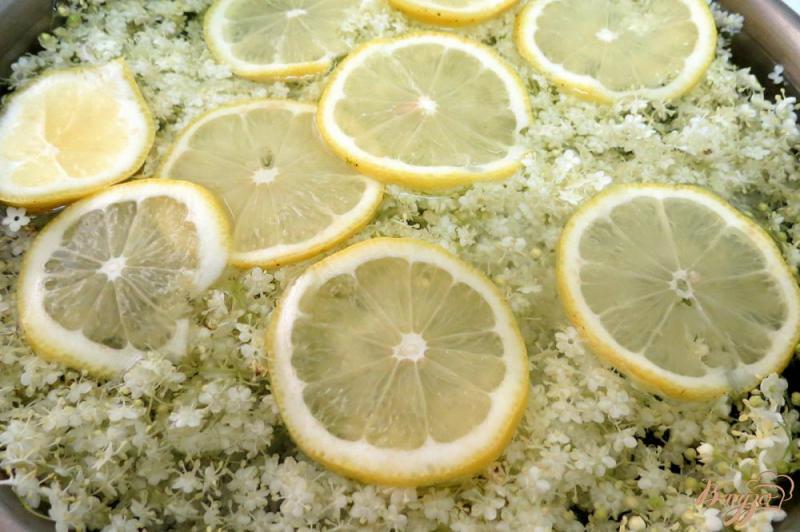 Фото приготовление рецепта: Лимонад с соцветиями бузины шаг №6