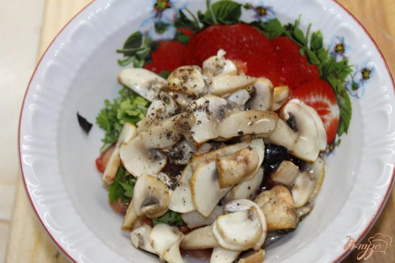 Фото приготовление рецепта: Тосты с грибами, помидорами и базиликом шаг №3