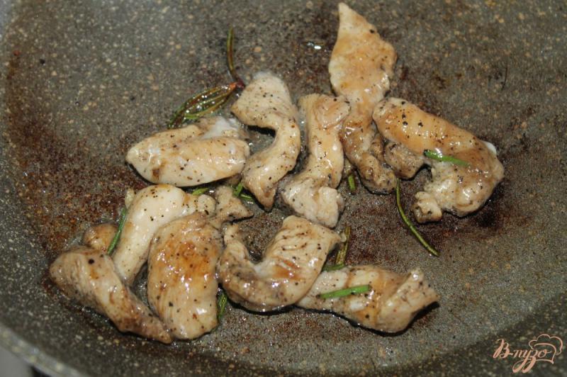 Фото приготовление рецепта: Салат « Цезарь» с курицей и перепелиными яйцами шаг №2