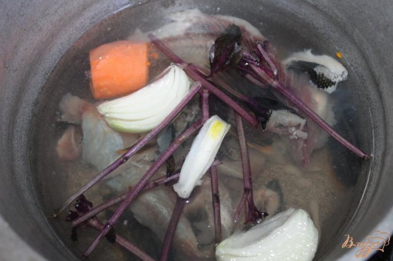 Фото приготовление рецепта: Рыбный бульон из щуки с кинзой шаг №2