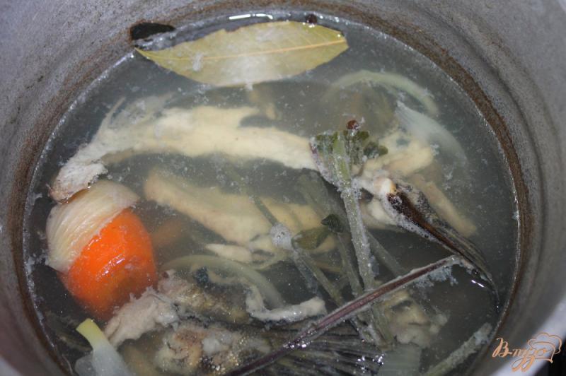 Фото приготовление рецепта: Рыбный бульон из щуки с кинзой шаг №3