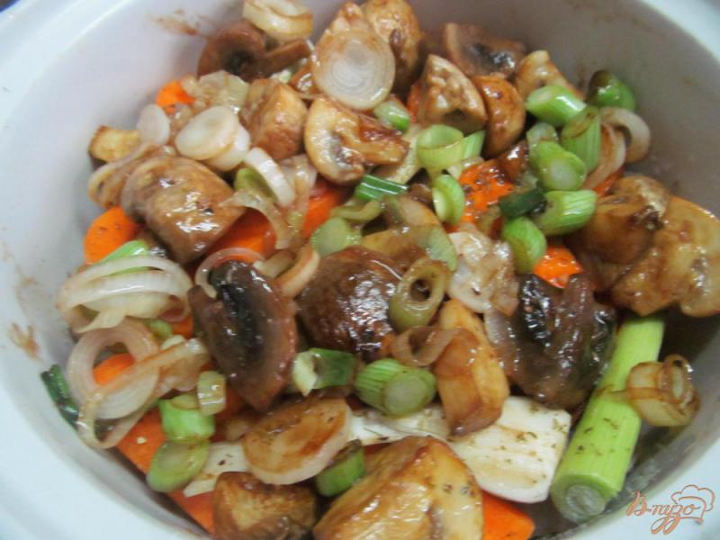 Фото приготовление рецепта: Свинина с овощами запеченная в горшочке шаг №8