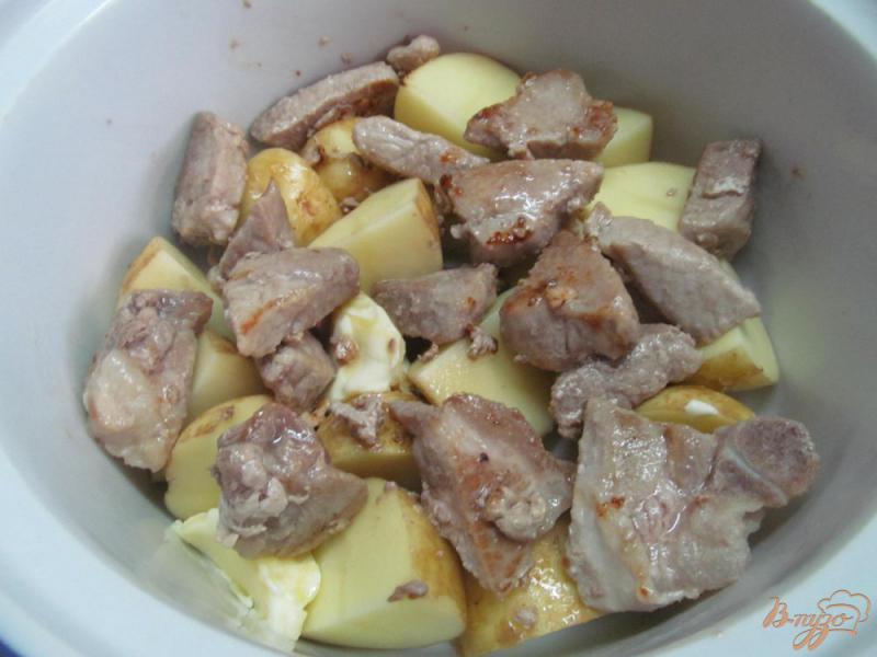 Фото приготовление рецепта: Свинина с овощами запеченная в горшочке шаг №3