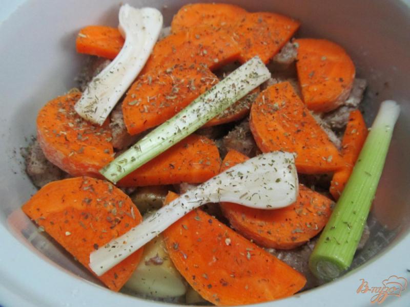 Фото приготовление рецепта: Свинина с овощами запеченная в горшочке шаг №6
