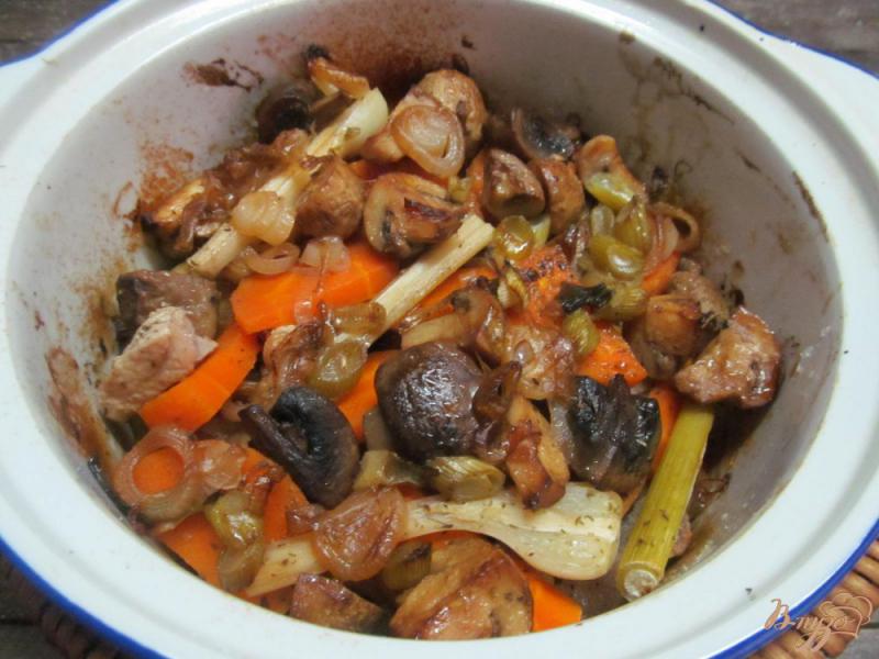 Фото приготовление рецепта: Свинина с овощами запеченная в горшочке шаг №9