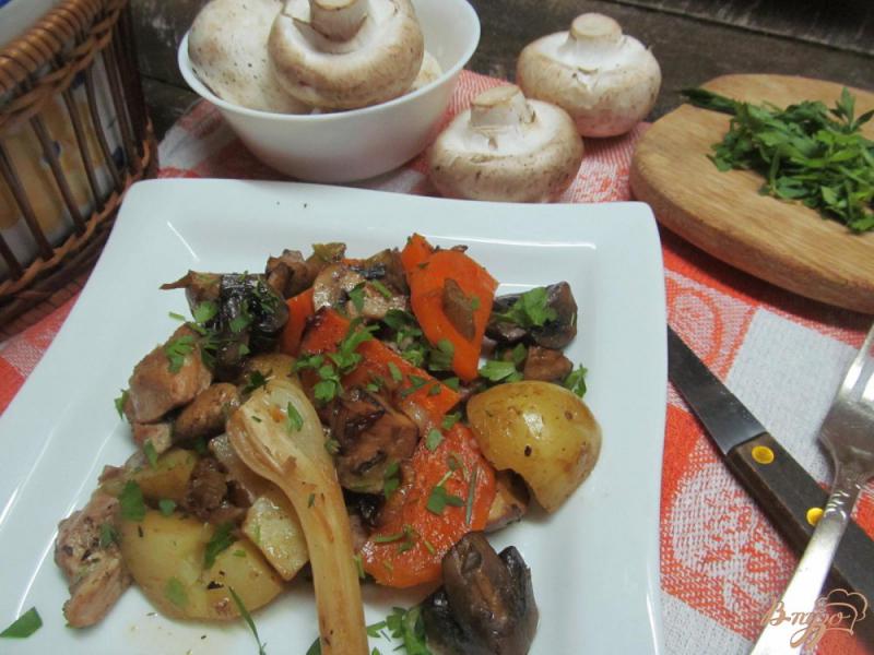 Фото приготовление рецепта: Свинина с овощами запеченная в горшочке шаг №10