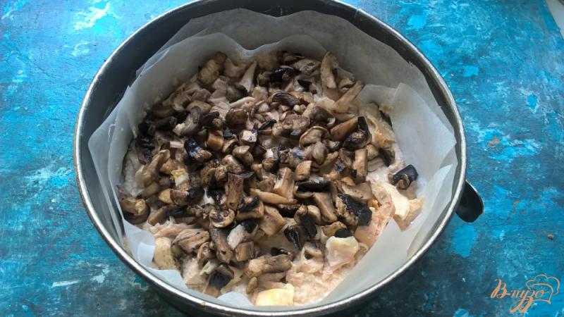 Фото приготовление рецепта: Пирог без муки с курицей и грибами шаг №6