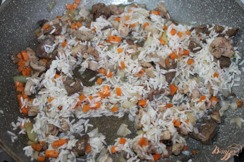 Фото приготовление рецепта: Рис с курицей и куриной печенью на сковороде шаг №5