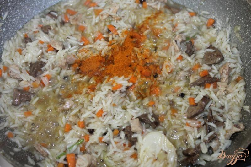 Фото приготовление рецепта: Рис с курицей и куриной печенью на сковороде шаг №8