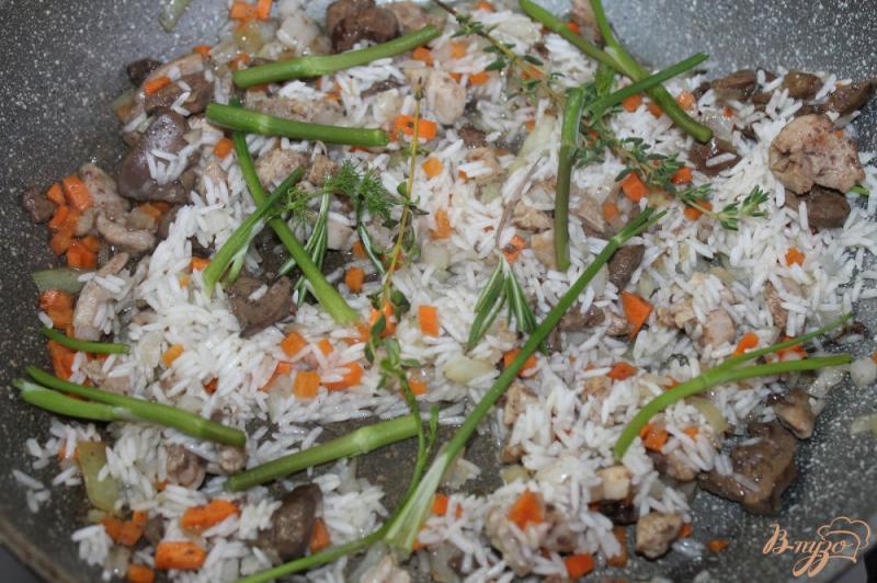 Фото приготовление рецепта: Рис с курицей и куриной печенью на сковороде шаг №6
