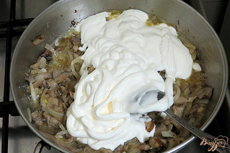 Фото приготовление рецепта: Соус из вешенок со сметаной шаг №8