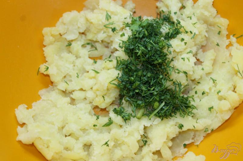 Фото приготовление рецепта: Картофельные зразы с куриной печенью и луком шаг №3