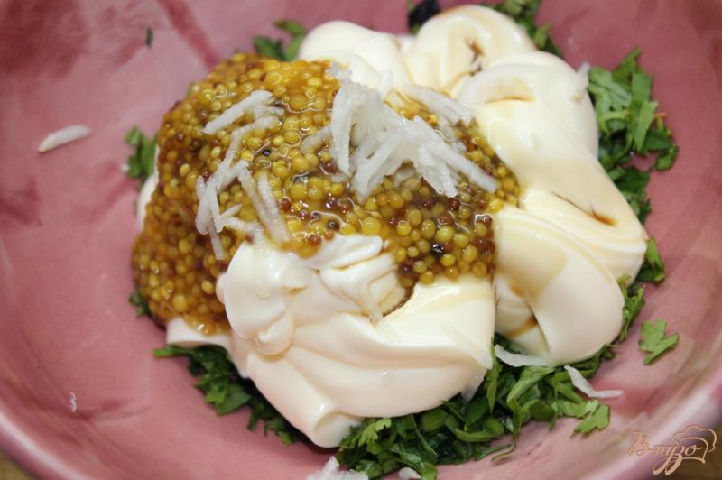 Фото приготовление рецепта: Соус с кинзой, базиликом и зернистой горчицей для салатов шаг №4