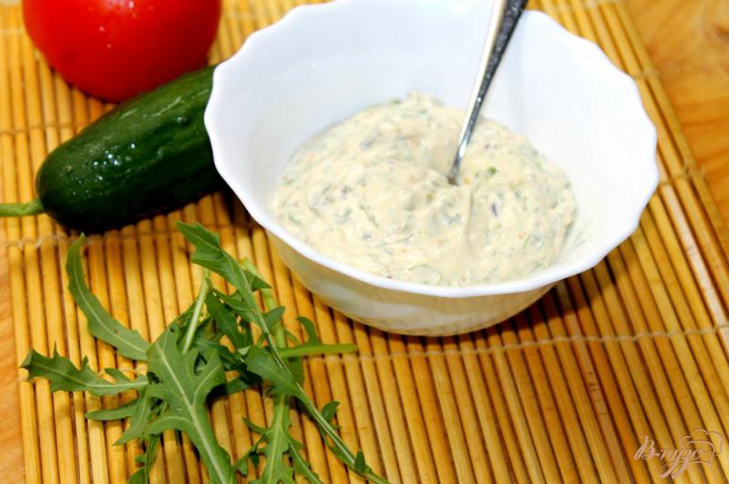 Фото приготовление рецепта: Соус с кинзой, базиликом и зернистой горчицей для салатов шаг №5