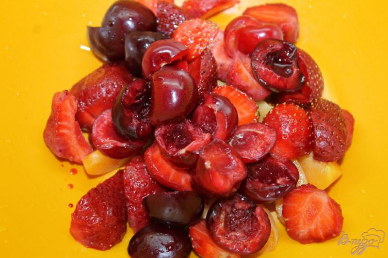 Фото приготовление рецепта: Полезный завтрак из фруктов и мюсли шаг №3