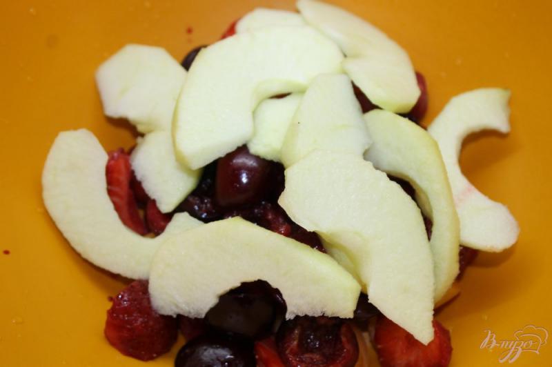 Фото приготовление рецепта: Полезный завтрак из фруктов и мюсли шаг №4