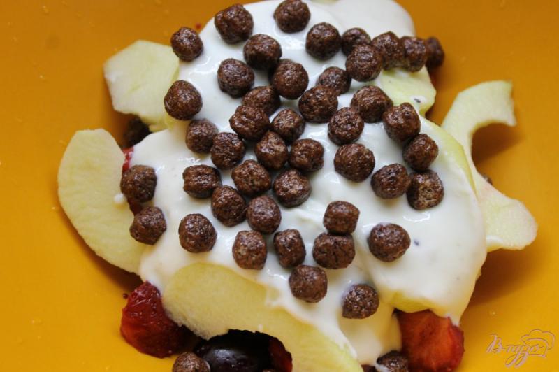 Фото приготовление рецепта: Полезный завтрак из фруктов и мюсли шаг №6