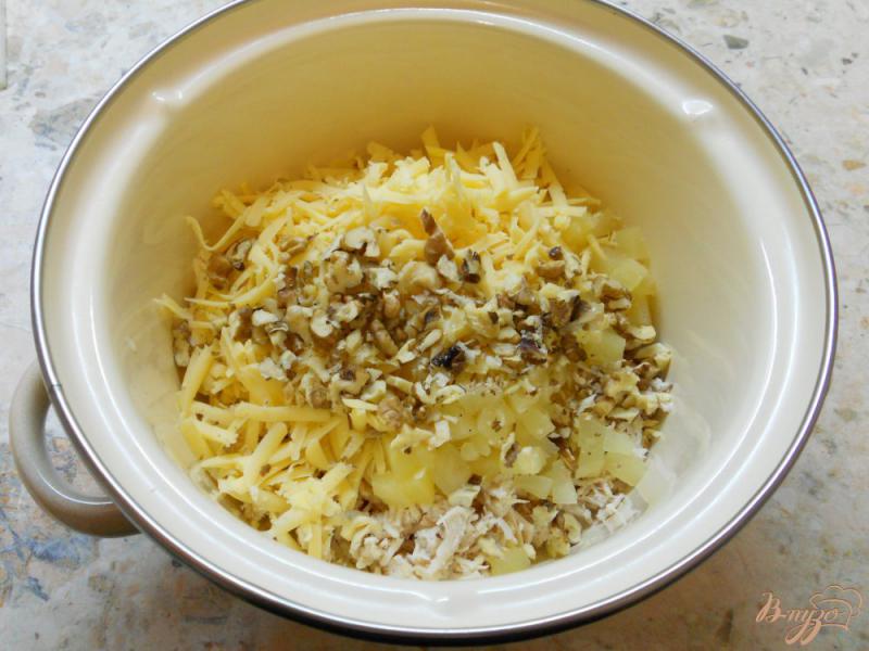 Фото приготовление рецепта: Салат с курицей и ананасом в тарталетках шаг №2