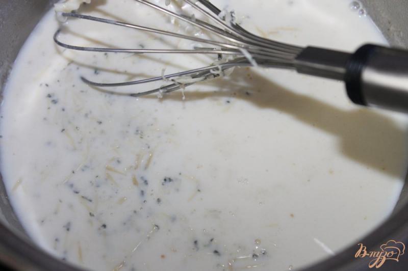 Фото приготовление рецепта: Соус Бешамель с голубым сыром и укропом шаг №4