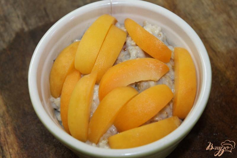 Фото приготовление рецепта: Овсянка с абрикосом и сливками шаг №5