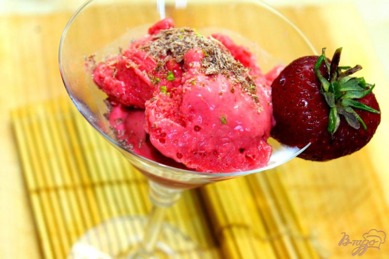 Фото приготовление рецепта: Быстрое ягодное мороженое с цедрой лайма шаг №7