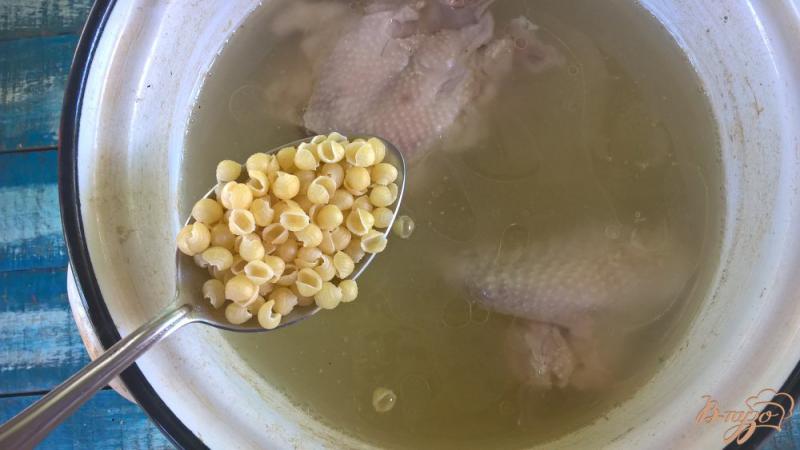 Фото приготовление рецепта: Суп с ракушками и шпинатом шаг №2