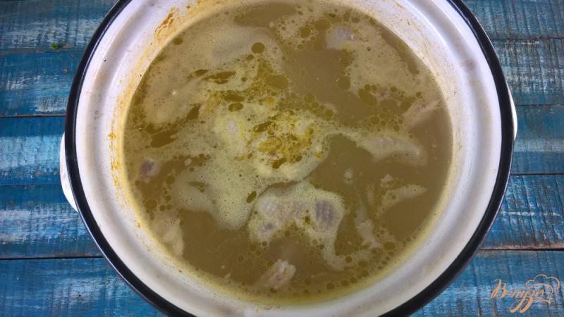 Фото приготовление рецепта: Суп с ракушками и шпинатом шаг №4