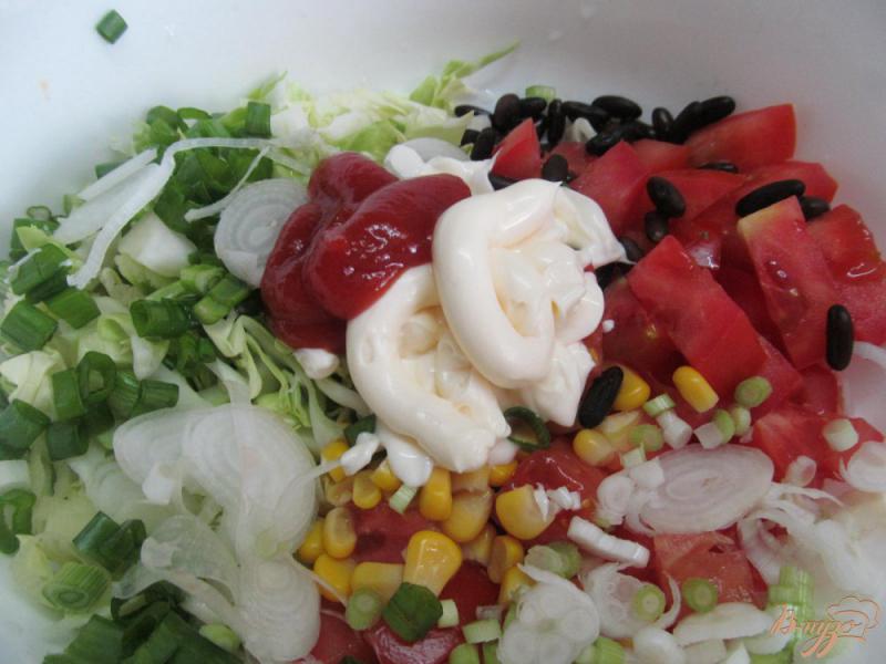 Фото приготовление рецепта: Овощной салат с фасолью и кукурузой шаг №3
