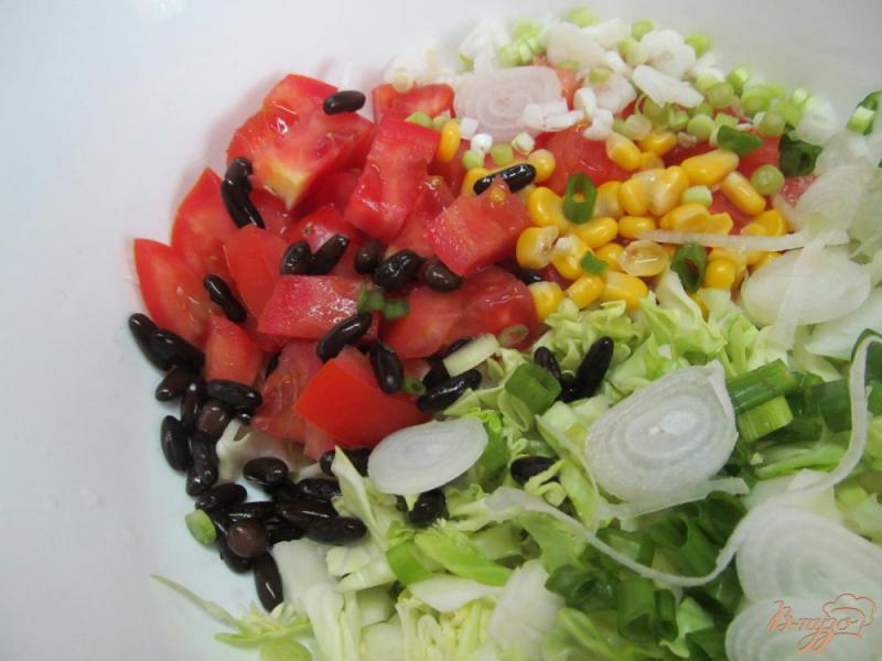 Фото приготовление рецепта: Овощной салат с фасолью и кукурузой шаг №2