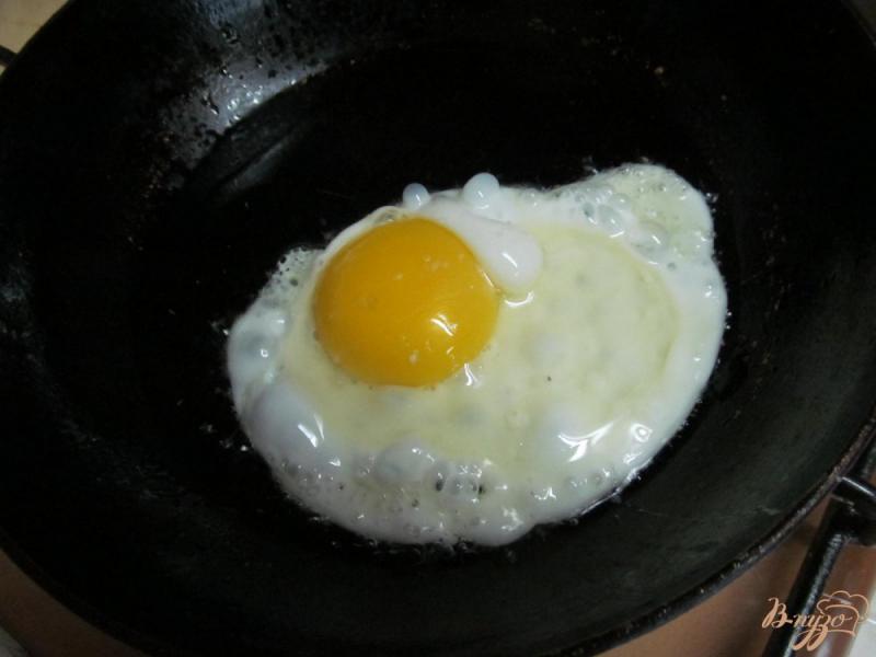 Фото приготовление рецепта: Завтрак на мятных лепешках с яйцом и овощами шаг №2