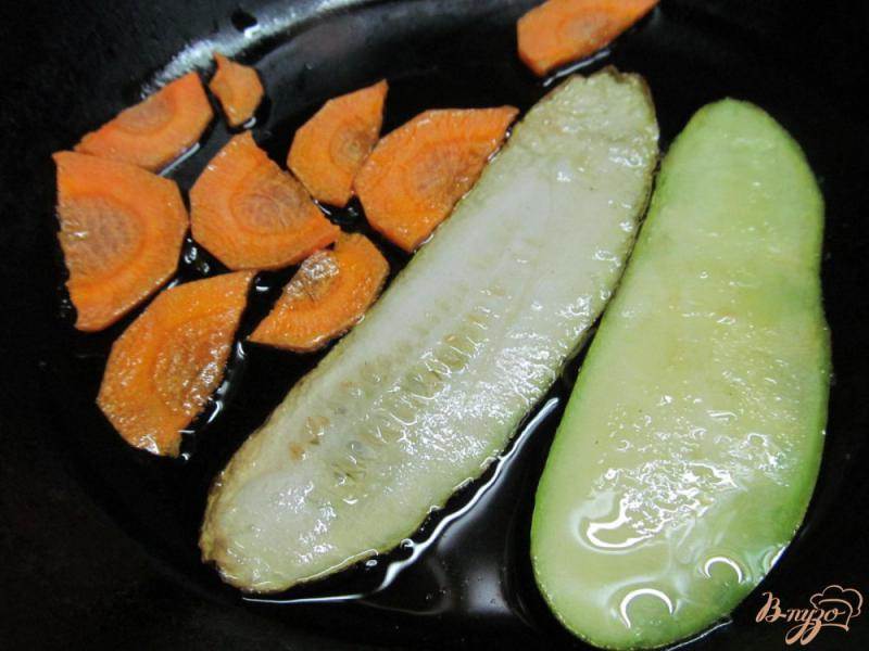 Фото приготовление рецепта: Завтрак на мятных лепешках с яйцом и овощами шаг №3