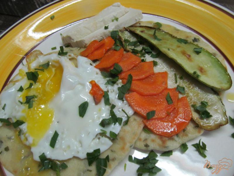 Фото приготовление рецепта: Завтрак на мятных лепешках с яйцом и овощами шаг №5