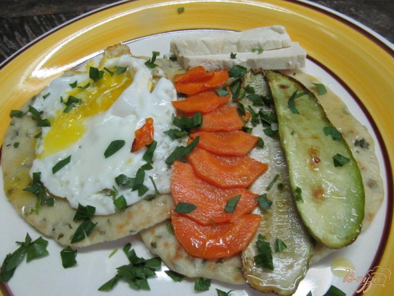 Фото приготовление рецепта: Завтрак на мятных лепешках с яйцом и овощами шаг №4