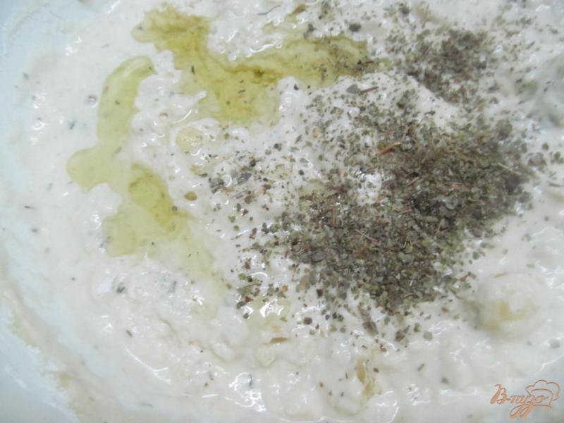 Фото приготовление рецепта: Фокачча с сыром и оливками шаг №3