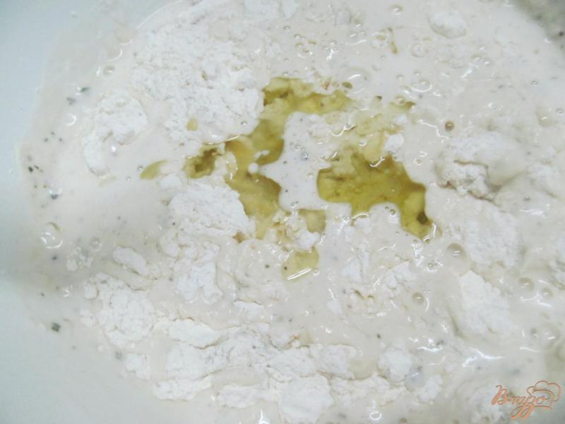 Фото приготовление рецепта: Фокачча с сыром и оливками шаг №2