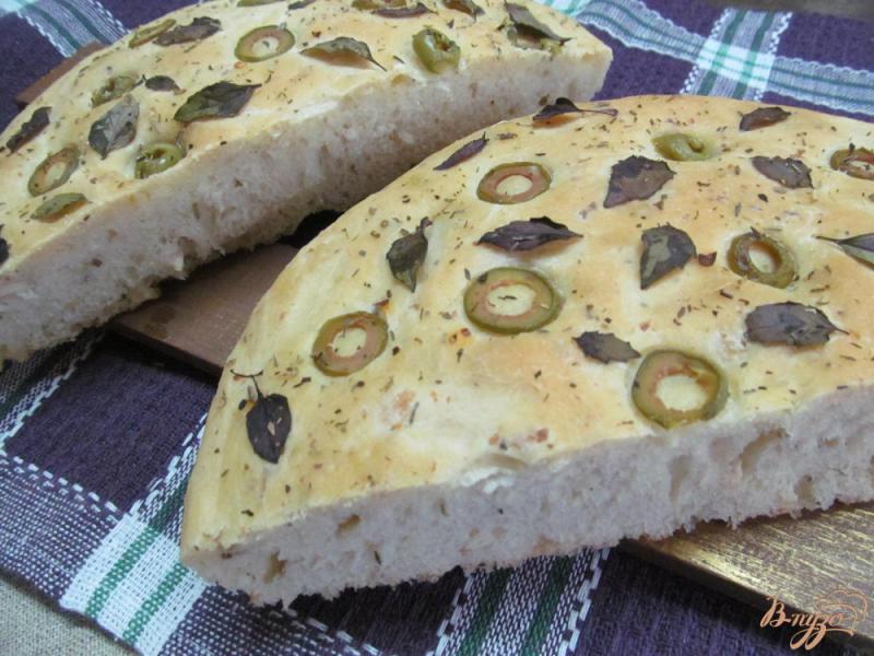 Фото приготовление рецепта: Фокачча с сыром и оливками шаг №7