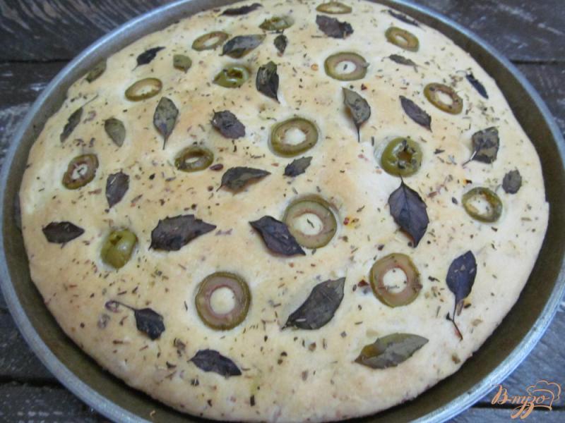 Фото приготовление рецепта: Фокачча с сыром и оливками шаг №6