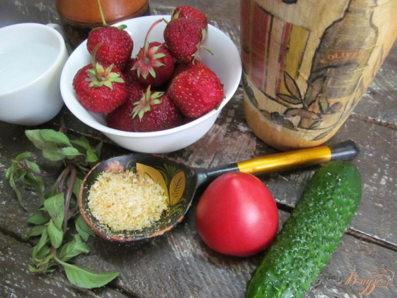 Фото приготовление рецепта: Гаспачо из клубники и овощей шаг №1