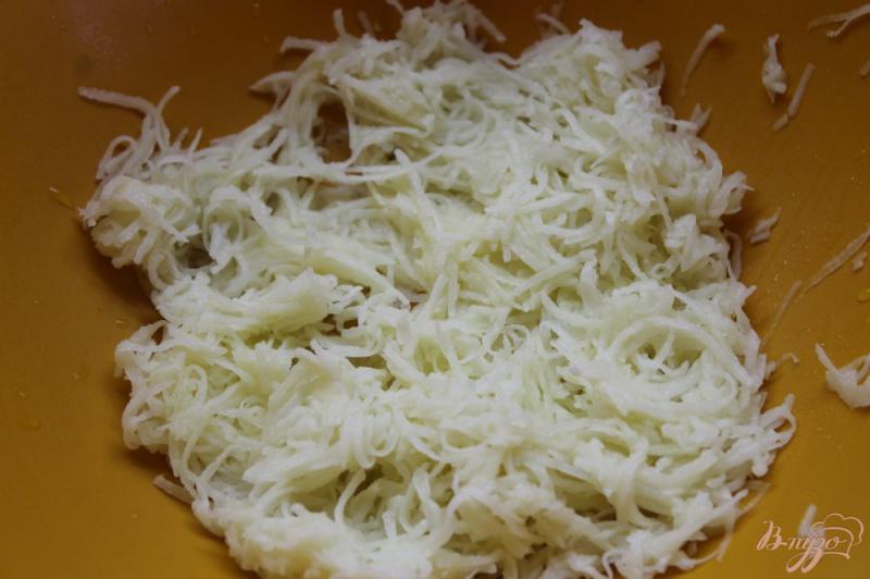 Фото приготовление рецепта: Картофельные драники с твердым сыром шаг №1