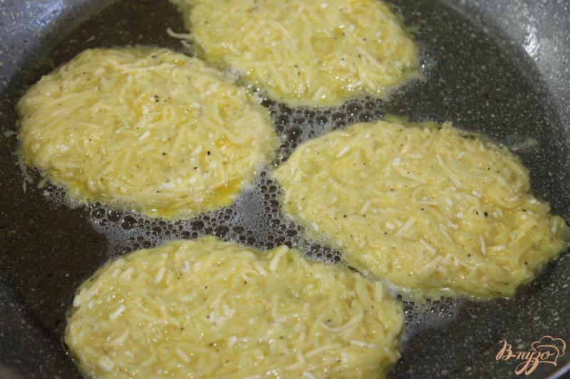 Фото приготовление рецепта: Картофельные драники с твердым сыром шаг №4
