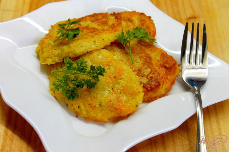 Фото приготовление рецепта: Картофельные драники с твердым сыром шаг №5
