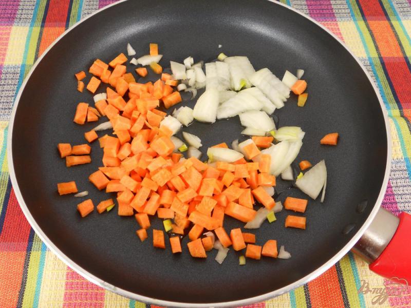 Фото приготовление рецепта: Картофельный суп с колбасой шаг №4