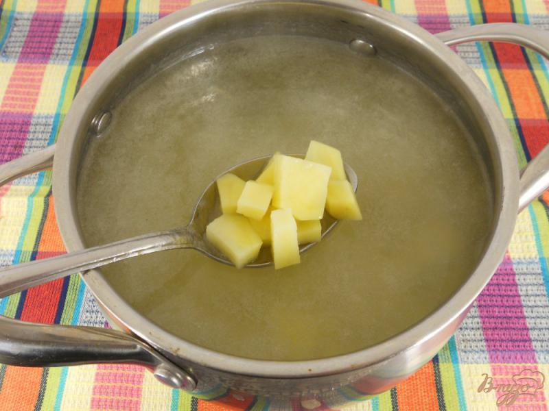 Фото приготовление рецепта: Картофельный суп с колбасой шаг №3