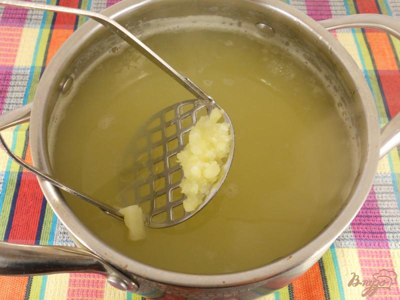 Фото приготовление рецепта: Картофельный суп с колбасой шаг №5