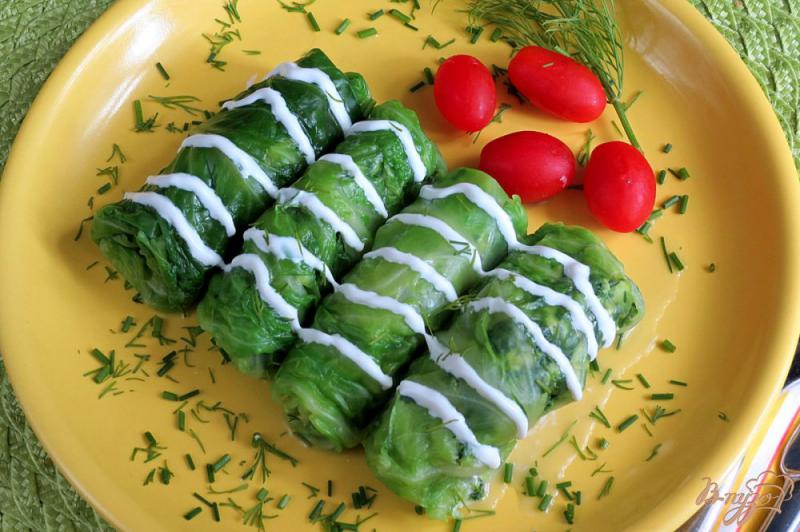 Фото приготовление рецепта: Голубцы из молодой капусты, со шпинатом и сыром шаг №10