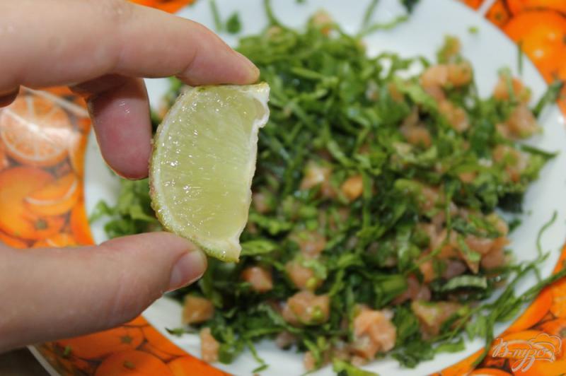 Фото приготовление рецепта: Гренки со шпинатом, соленой семгой и помидором шаг №6