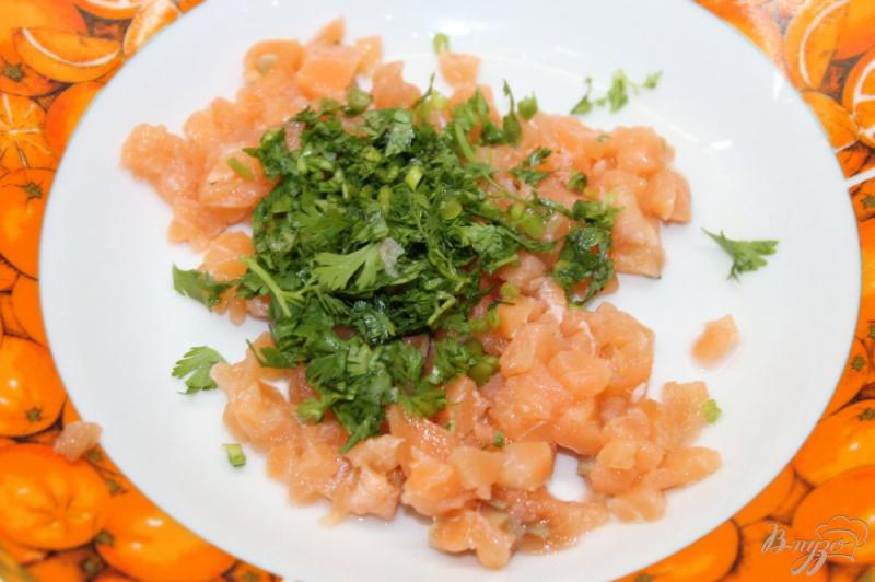Фото приготовление рецепта: Гренки со шпинатом, соленой семгой и помидором шаг №2
